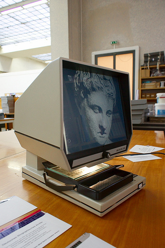 Liseuse de microfiches Micron 355 by zigazou76 Microfiche reader in use